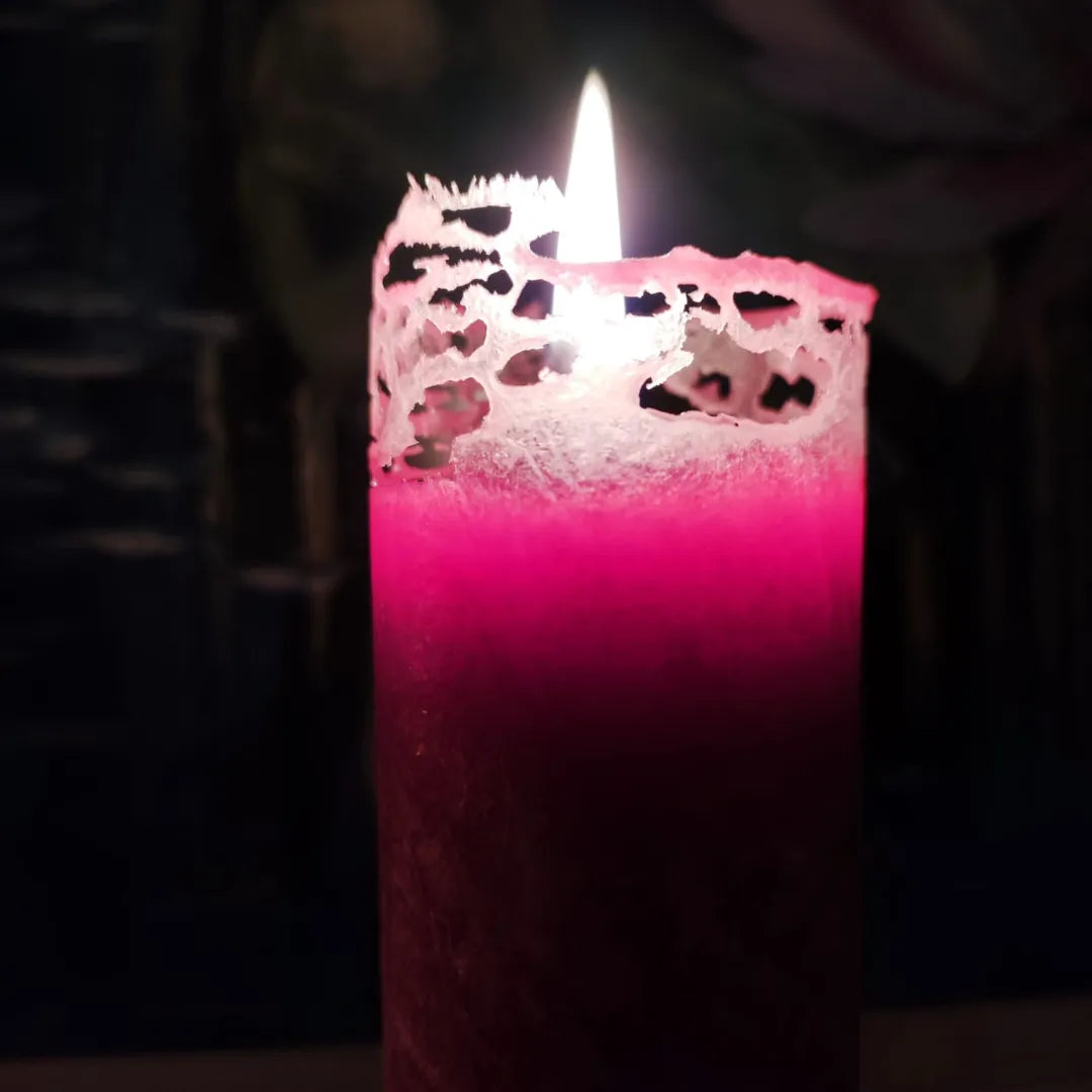 Rote Kerze mit leuchtendem, kunstvollem und filigranem Abbrand-Rand, der ein einzigartiges Lichtspiel erzeugt.