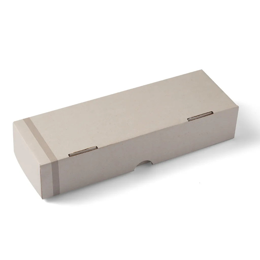 Geschlossene hellgraue Geschenkbox für Allgäuer Heilkräuterkerze auf weißem Hintergrund.