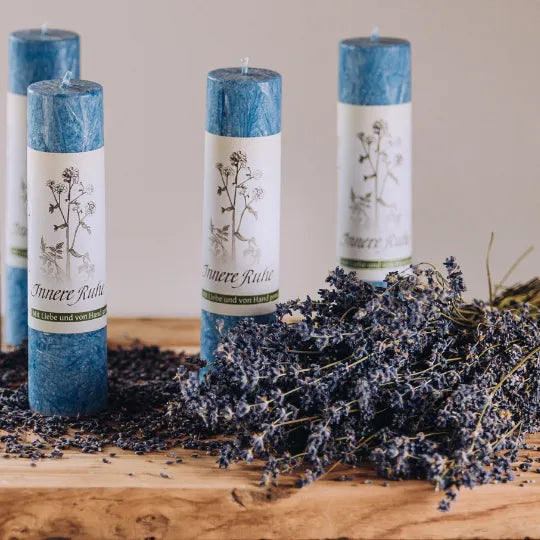 Blaue Allgäuer Heilkräuterkerzen "Innere Ruhe" mit Lavendel, für Entspannung und Stressabbau.