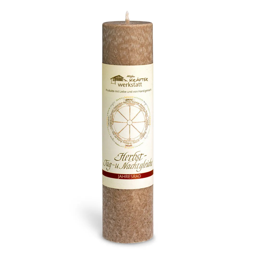 Braune Allgäuer Kräuterkerze "Herbst-Tag-u.-Nachtgleiche" (Jahresrad), schenkt Halt für die dunkle Jahreszeit.