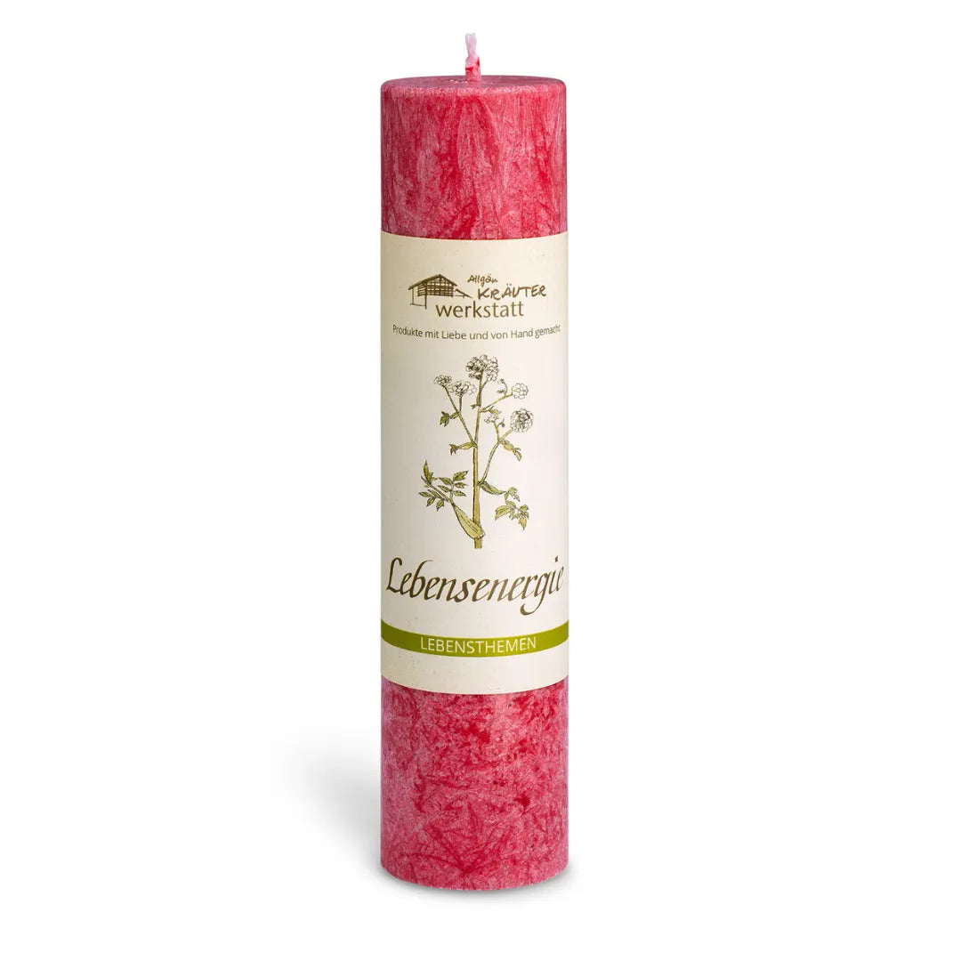 Rote Allgäuer Heilkräuterkerze "Lebensenergie" mit Löwenzahn, Birke, Kiefer, Brennnessel für Vitalität.