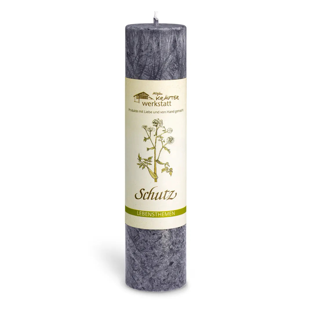 Dunkelgraue Allgäuer Kräuterkerze "Schutz" mit Beifuß & Heilziest für energetische Abgrenzung.
