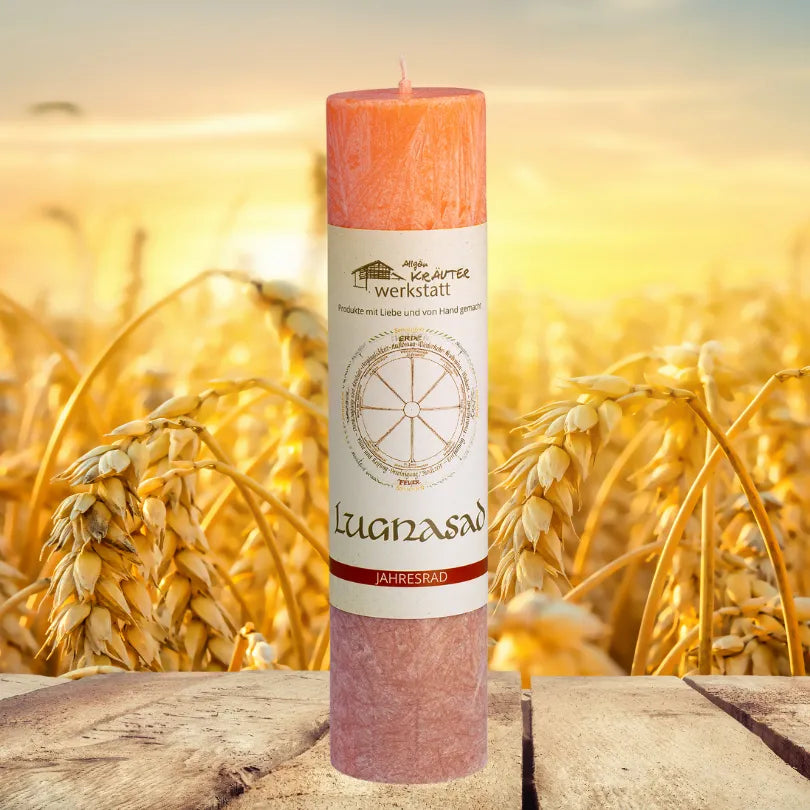 Orange-braune Kräuterkerze "Lugnasad" vor Weizenfeld, symbolisiert die Fülle der Ernte & persönliches Wachstum.