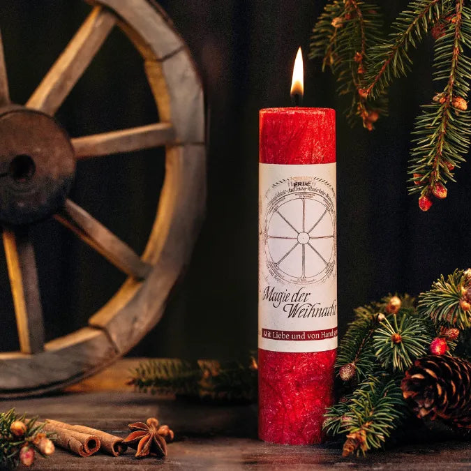 Brennende rote Kräuterkerze "Magie der Weihnacht" in festlicher Deko, ideal für besinnliche Abende & Rituale.