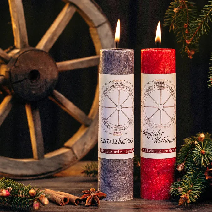 Zwei brennende Kräuterkerzen "Magie der Weihnacht" & "Rauhnächte" in festlicher Deko, für die besondere Weihnachtszeit.