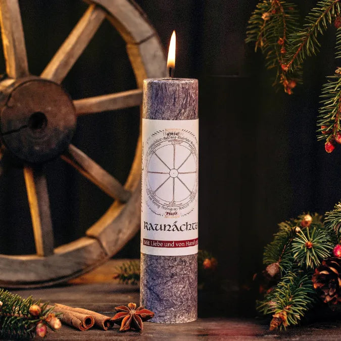Brennende dunkelgraue Kräuterkerze "Rauhnächte" in winterlicher Deko, ideal für Rituale & Jahresreflexion.