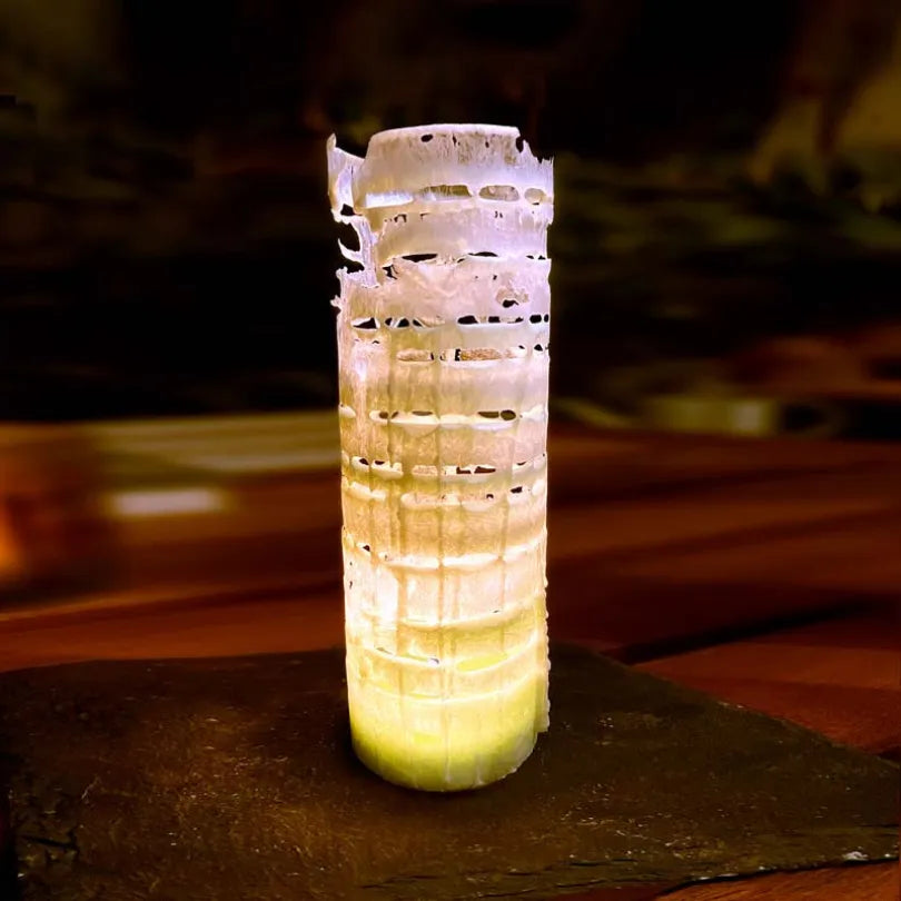 Weiße Kerze mit hohem, kunstvollem und filigranem Abbrand-Rand, der ein einzigartiges Lichtspiel erzeugt.