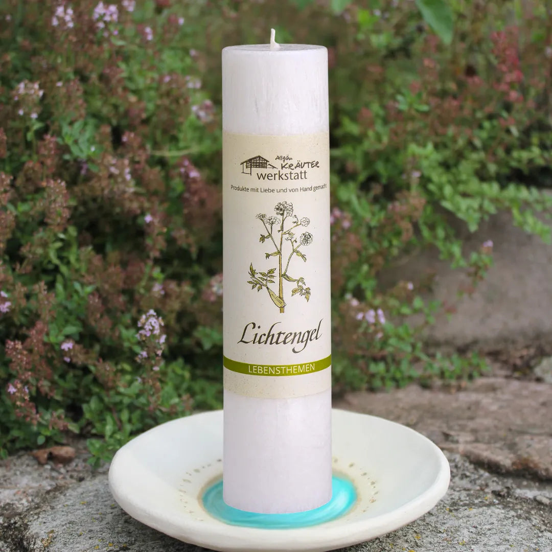 "Lichtengel" Kräuterkerze auf Kerzenteller, unterstützt inneres Licht, Klarheit & Schutz in dunklen Zeiten.