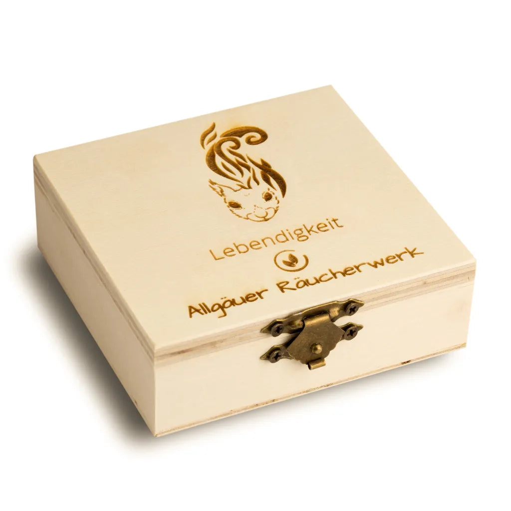Geschlossene Holzbox "Allgäuer Räucherwerk Lebendigkeit" mit Eichhörnchen-Motiv für Leichtigkeit.