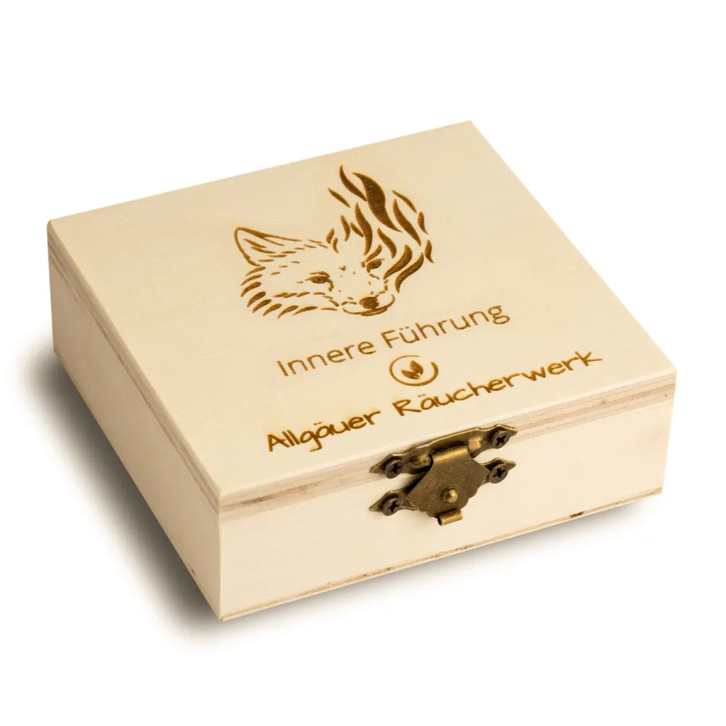 Geschlossene Holzbox "Allgäuer Räucherwerk Innere Führung" mit Fuchs-Motiv für innere Weisheit.