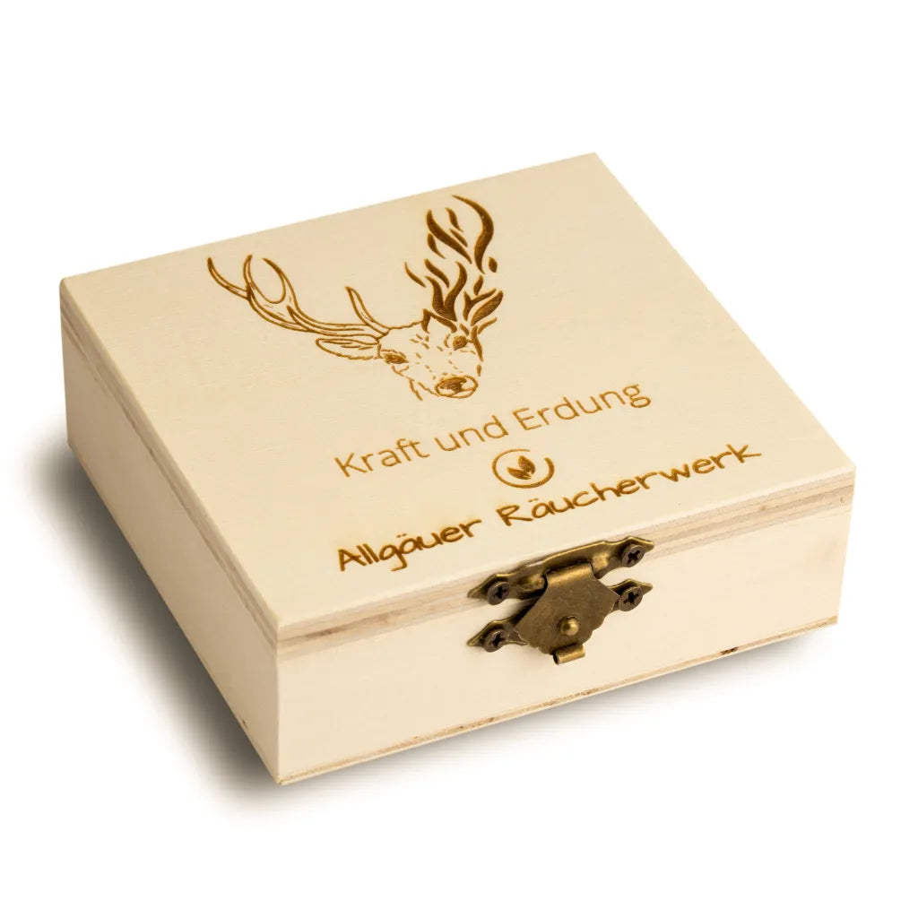 Geschlossene Holzbox "Allgäuer Räucherwerk Kraft und Erdung" mit Hirsch-Motiv für innere Stärke.