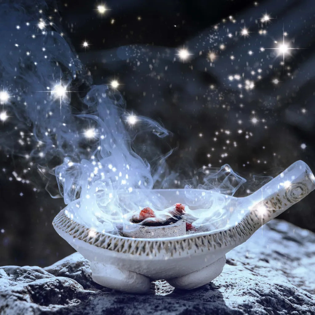 Räuchergefäß mit glühendem Räucherwerk für Raunacht und Weihnacht, umgeben von Sternen.