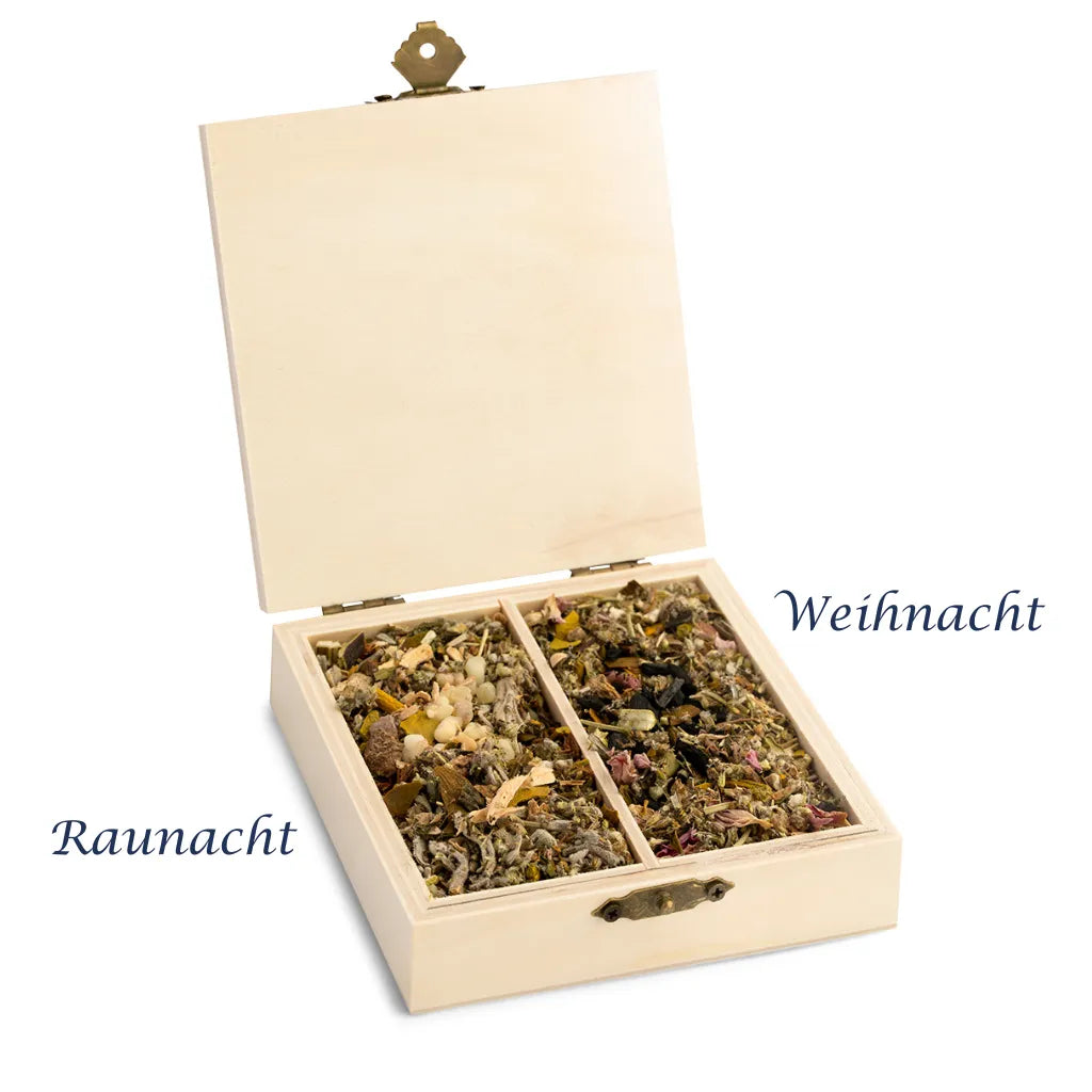 Geöffnete Holzbox "Allgäuer Räucherwerk Raunacht & Weihnacht" mit zwei speziellen Räuchermischungen.