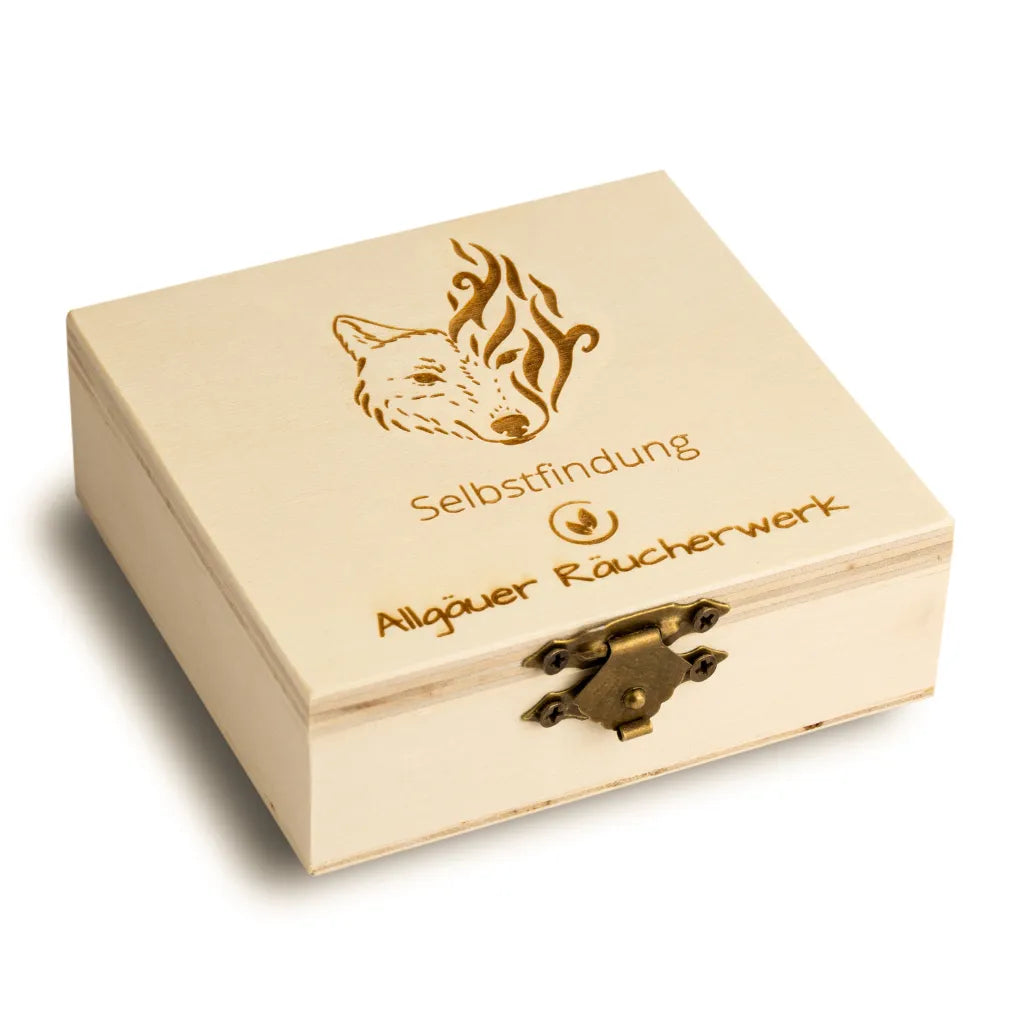 Geschlossene Holzbox "Allgäuer Räucherwerk Selbstfindung" mit Wolfs-Motiv für innere Freiheit.