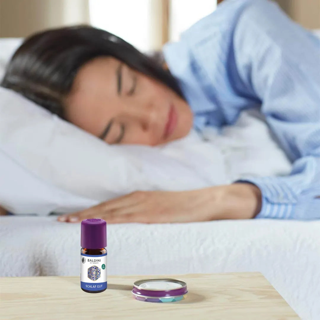 Baldini Schlaf gut ätherisches Öl auf Nachttisch, beruhigend und einschlaffördernd, für erholsamen Schlaf.