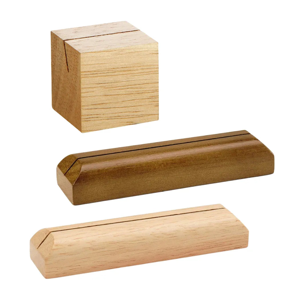 Drei Holz-Kartenhalter: heller Würfel, dunkler und heller langer Halter für Fotos und Karten.