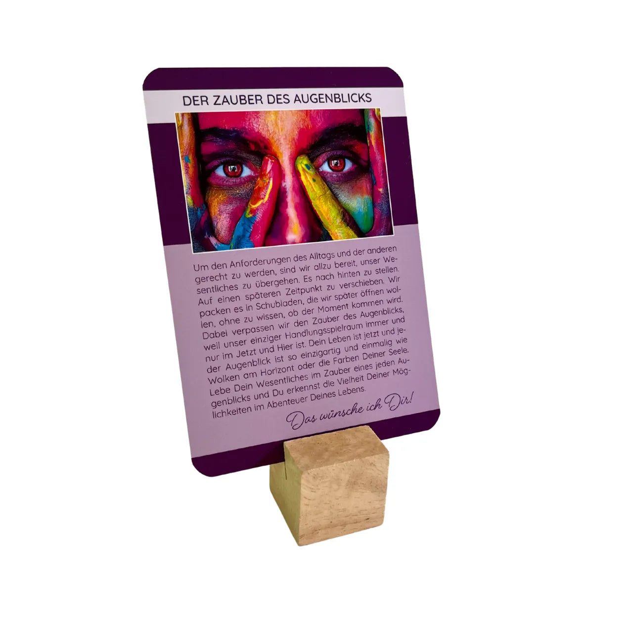 Naturfarbener Holz-Kartenhalter (Würfel) mit einer Achtsamkeitskarte 'Der Zauber des Augenblicks'