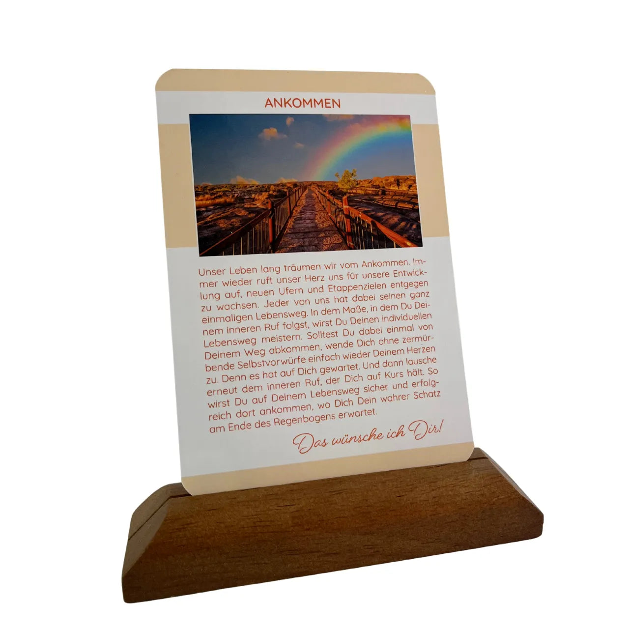 Dunkler, langer Holz-Kartenhalter mit einer Karte 'Ankommen' und Regenbogenmotiv.