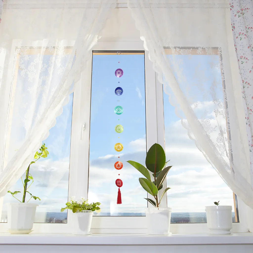 Chakra Muschelkette am Fenster, 80cm lang, ideal für Meditationsplatz oder Deko.