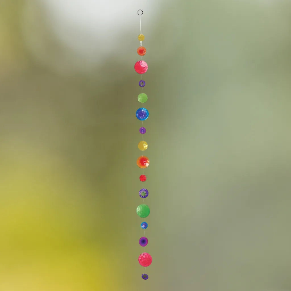 Muschelkette Multicolor aus Capiz-Muscheln, farbenfrohes Lichtspiel für harmonische Deko.