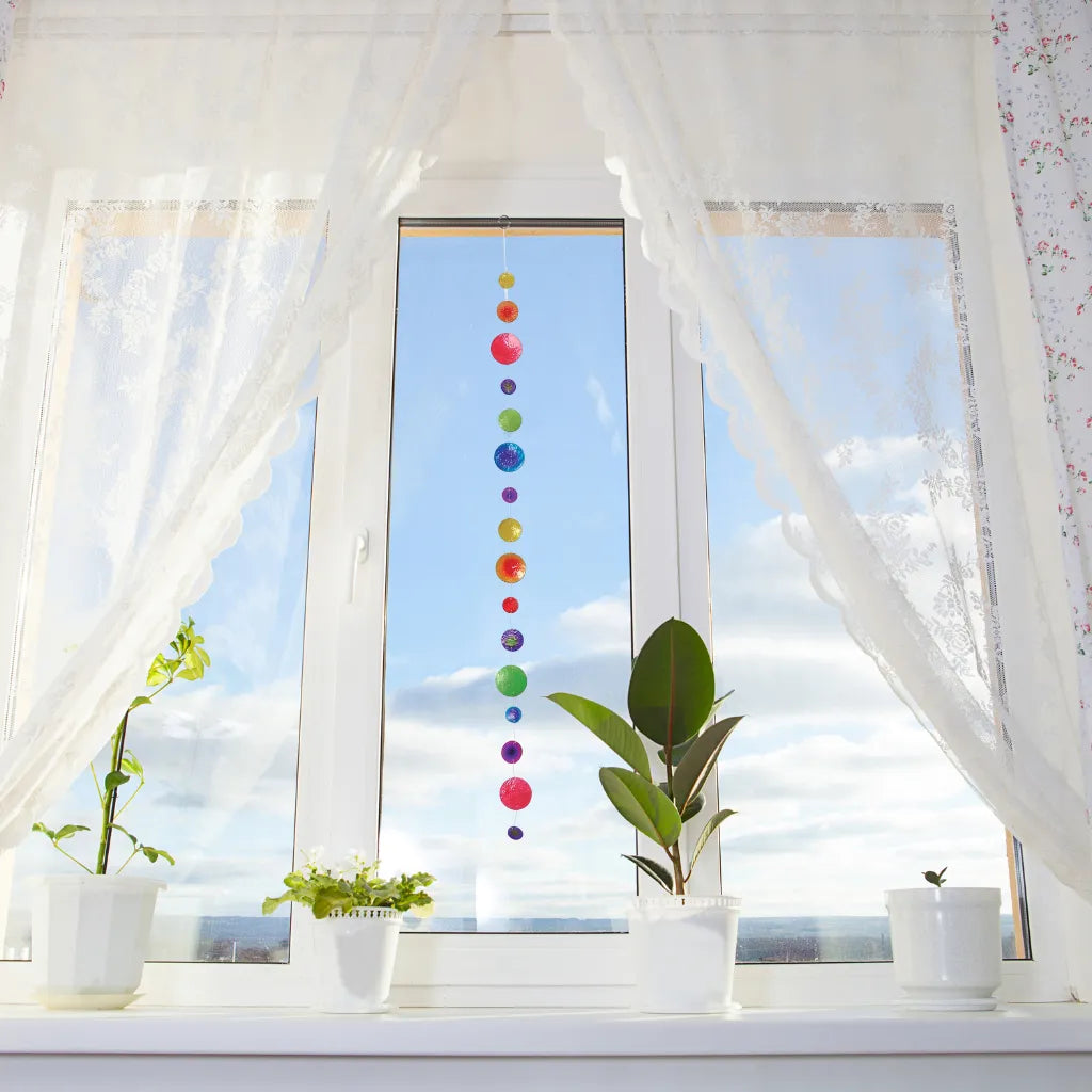 Multicolor Muschelkette am Fenster, 100cm lang, ideal als Fensterdeko.