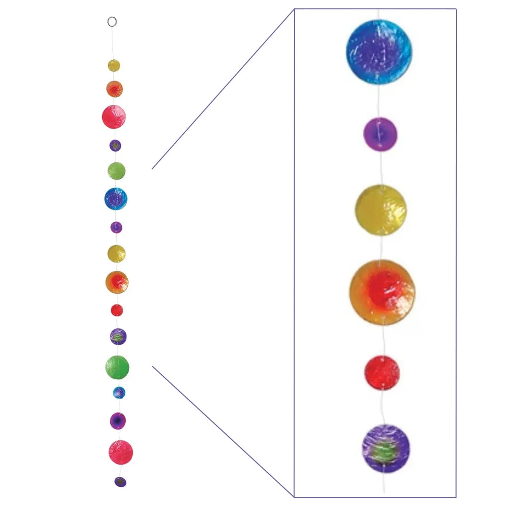 Detailansicht der Multicolor Muschelkette mit transparent schimmernden Capiz-Muscheln.