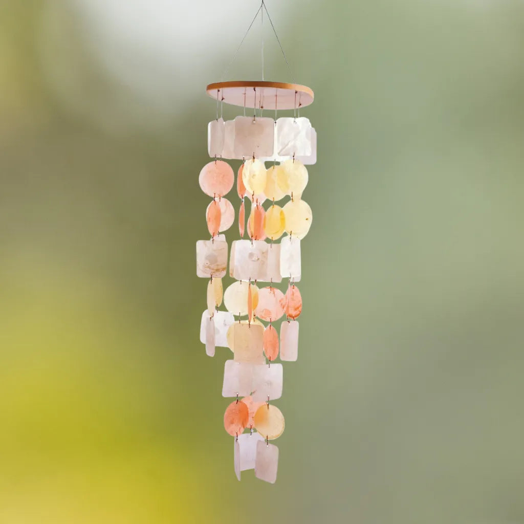 Rundes Muschelwindspiel aus Capiz-Muscheln in Gelb, Orange und Naturtönen, sanfter Klang.
