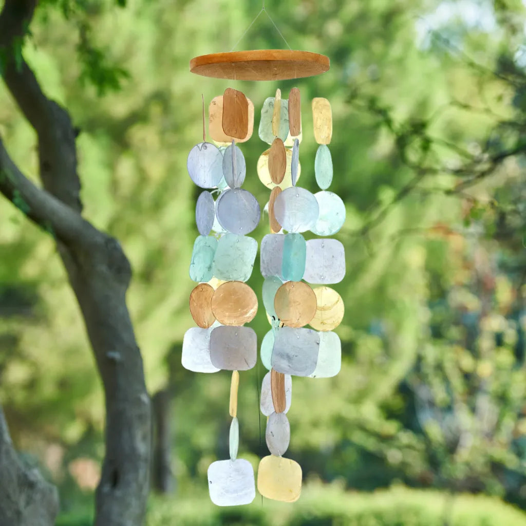 Muschelwindspiel hellblau-gelb-braun im Garten, Capiz-Mobile für entspannte Atmosphäre.