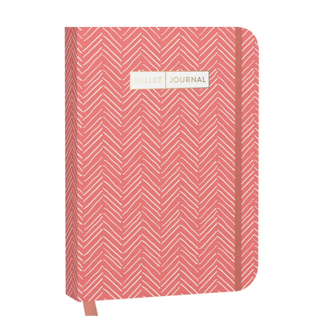 Korallfarbenes A5 Bullet Journal mit Chevron-Muster, Hardcover und Goldprägung auf dem Cover.