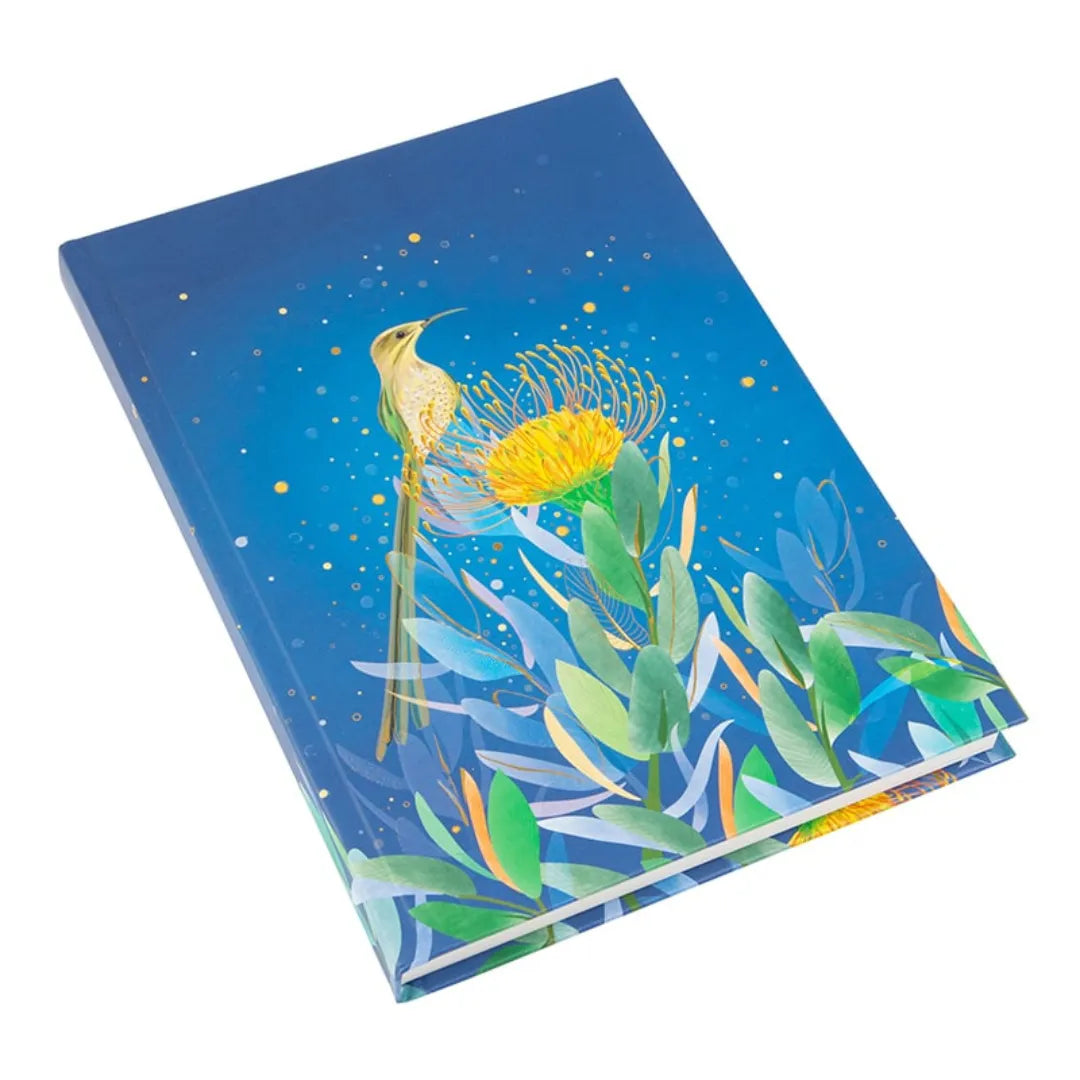 Dunkelblaues A5 Notizbuch 'Sensitive' mit Kolibri auf gelber Blüte und Goldprägung.