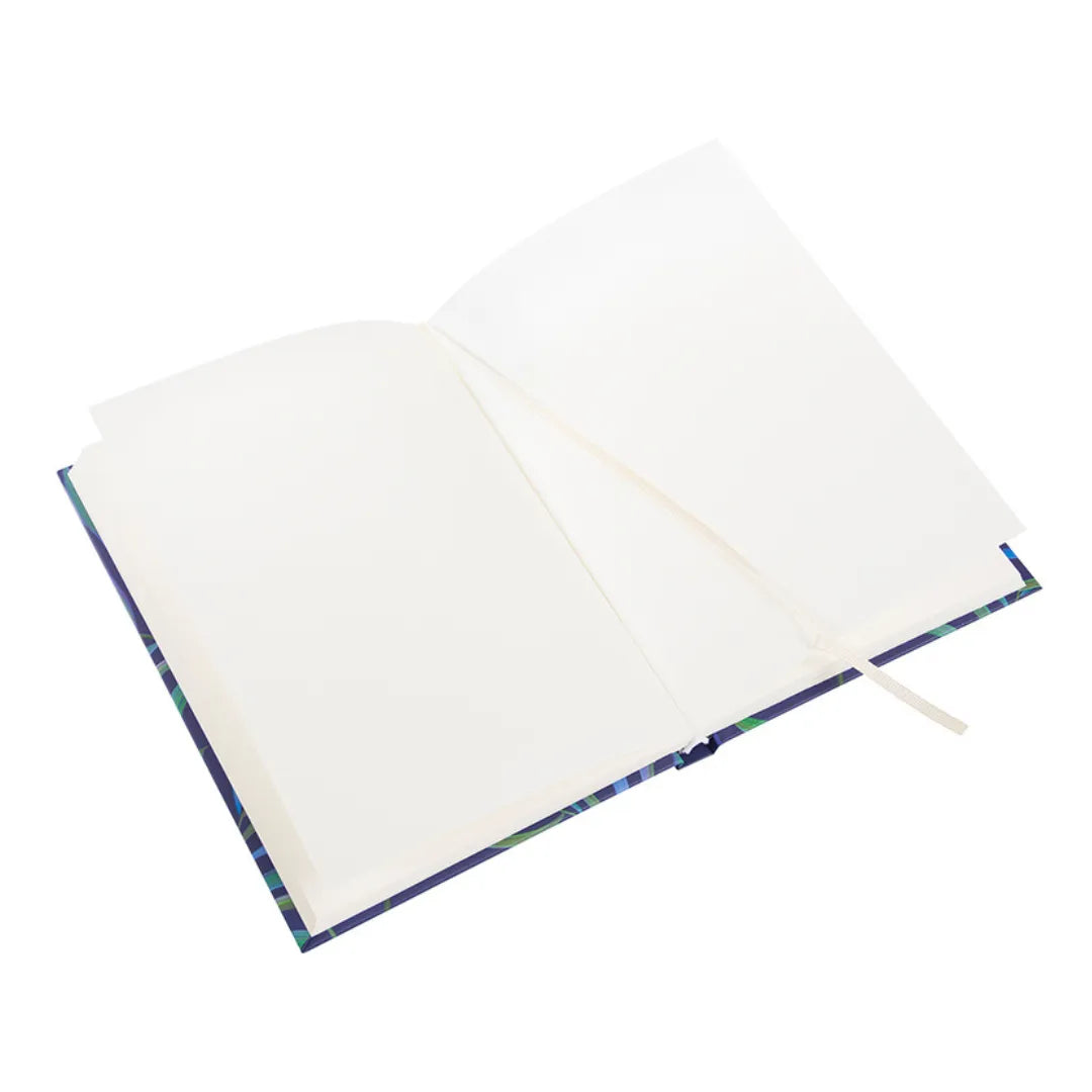 Geöffnetes A5 Notizbuch 'Tropical' mit 200 blanko Seiten und Leseband.