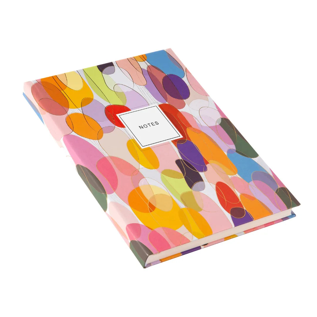 Buntes A5 Notizbuch 'Urban Optimistic' mit abstrakten Formen und Goldprägung.