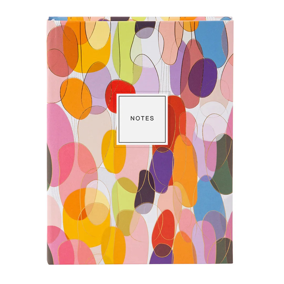 Vorderseite des bunten A5 Notizbuchs 'Urban Optimistic' mit Hardcover und Goldprägung.