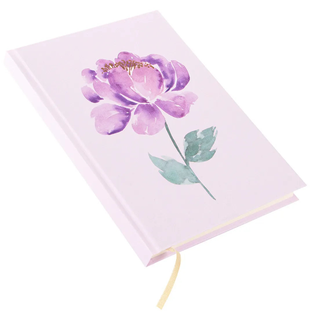 Violettes A5 Notizbuch mit Goldprägung und floralem Motiv, leicht geöffnet mit Leseband.