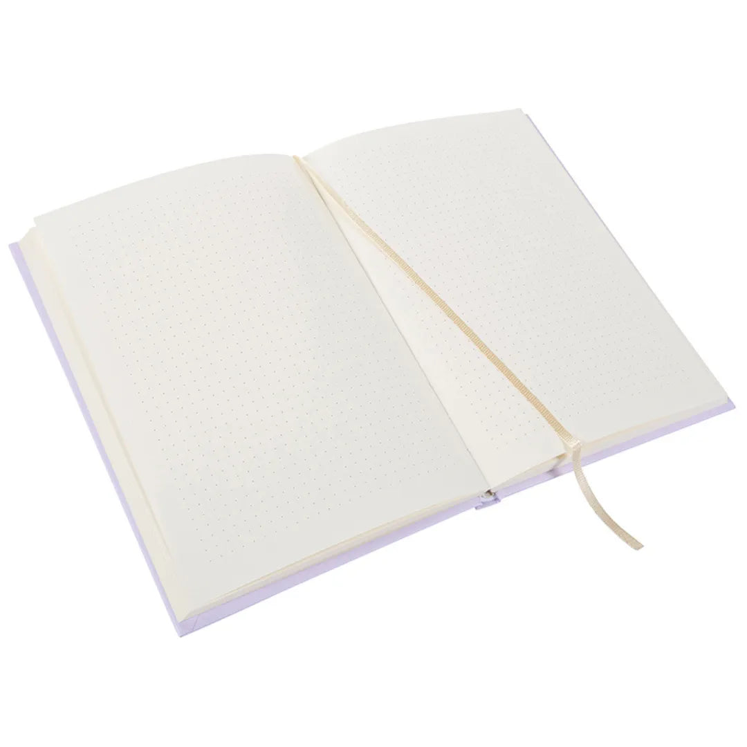 Geöffnetes violettes A5 Notizbuch mit 200 Seiten Punkteraster und Leseband.