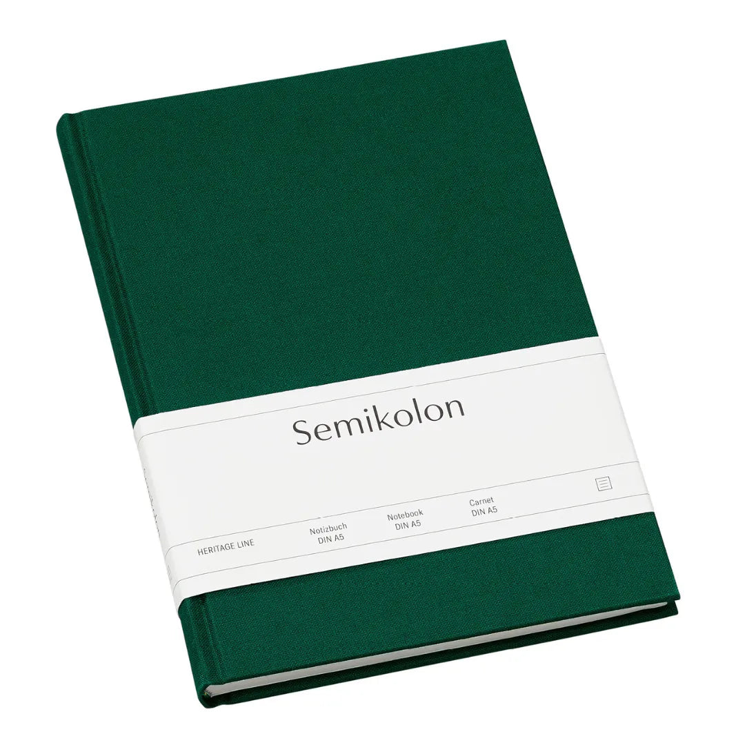 Dunkelgrünes Semikolon Notizbuch A5 mit Leinenumschlag und Banderole, liniert.