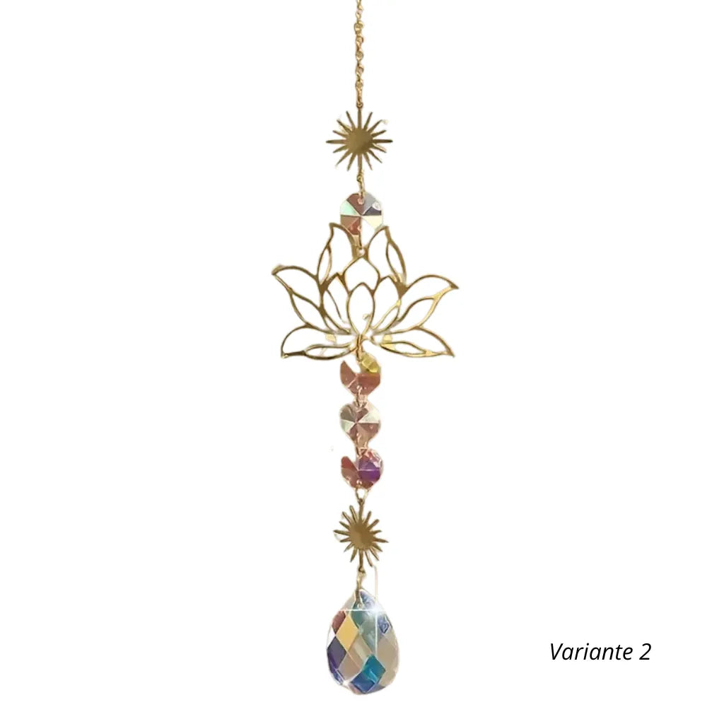 Elegante Sonnenfänger Kette mit goldenem Lotusmotiv und Kristallprismen, ein stilvolles Geschenk für Glanz und Ruhe.