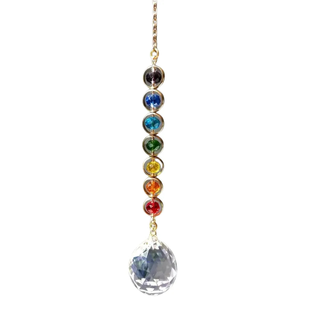 Sonnenfänger Kette mit Regenbogen-Kristallen in Chakra-Farben und Kugel, für positive Schwingungen und Freude.