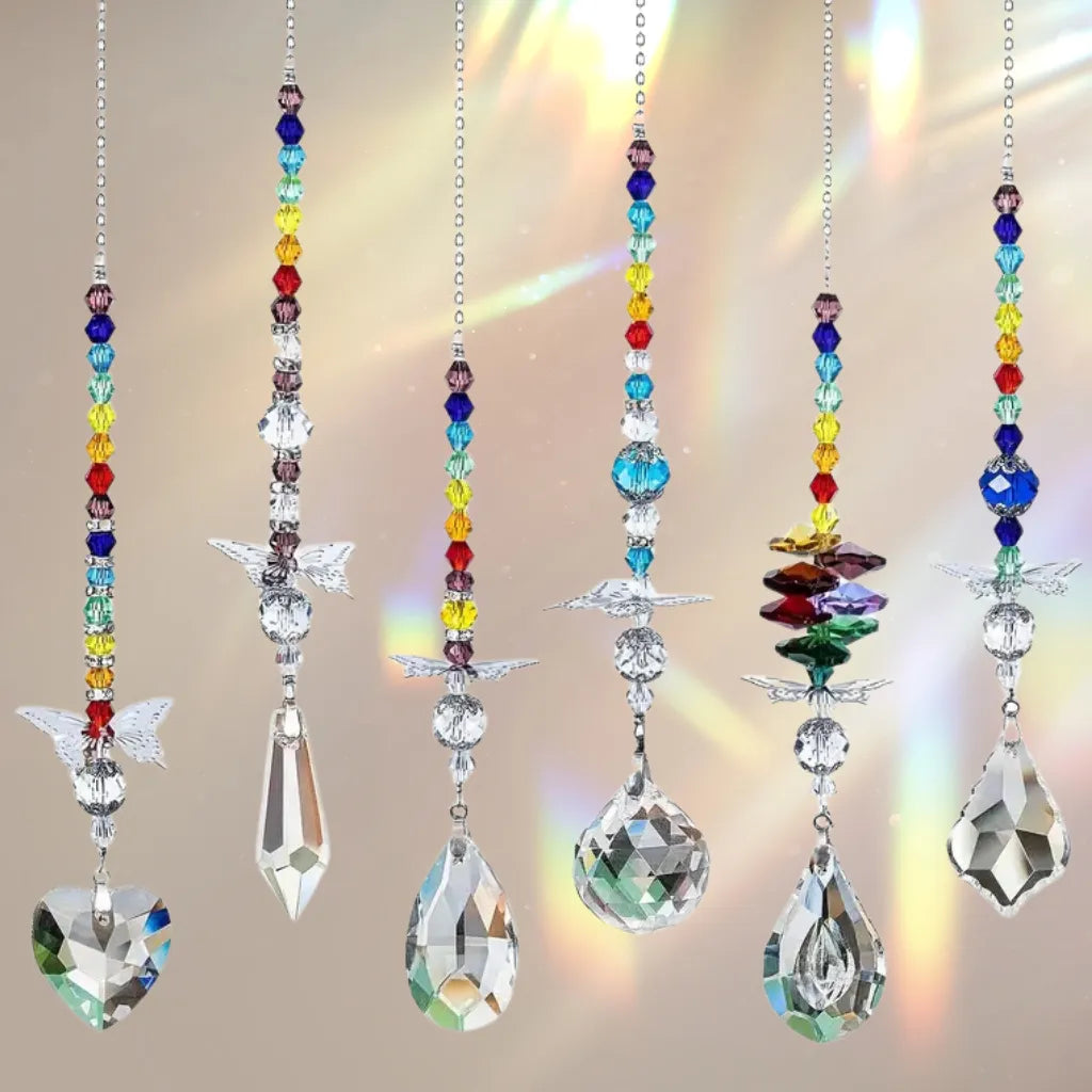 Sonnenfänger Ketten mit Schmetterling und Regenbogenperlen hängen und erzeugen ein faszinierendes Farbenspiel im Raum.