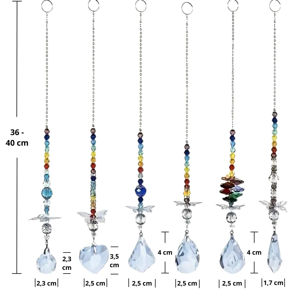 Verschiedene Sonnenfänger Ketten mit Schmetterling und Regenbogenperlen, dargestellt mit ihren jeweiligen Maßen und Größen.