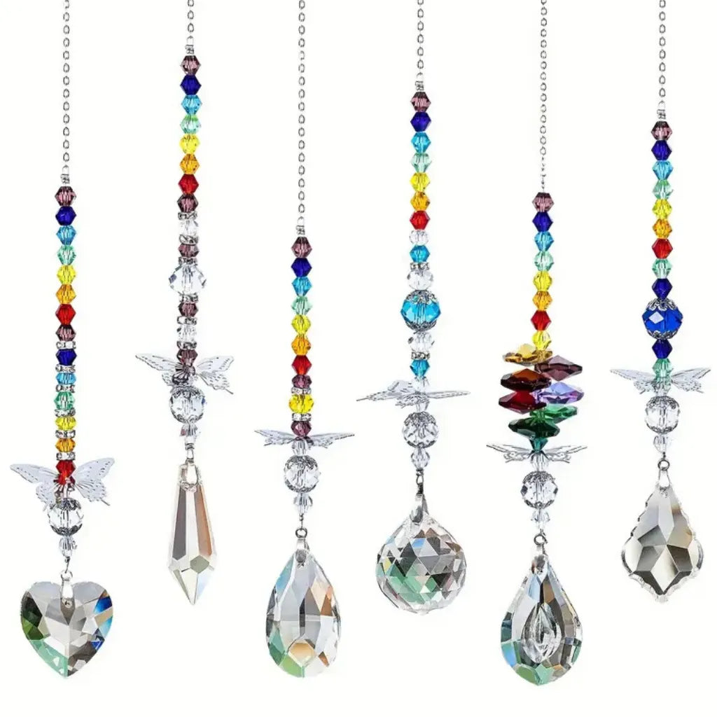 Set von sechs verschiedenen Sonnenfänger Ketten mit Schmetterling, Regenbogenperlen und unterschiedlichen Kristallformen.