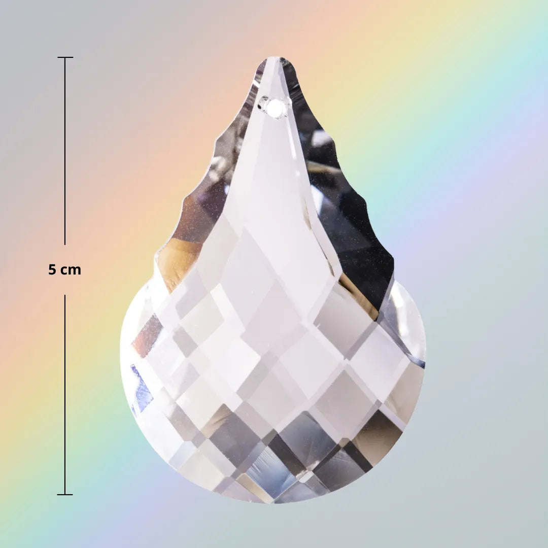 Sonnenfänger "Cosmo" aus bleifreiem Glas in Tropfenform, 5 cm, bricht Licht in bunte Reflexe.