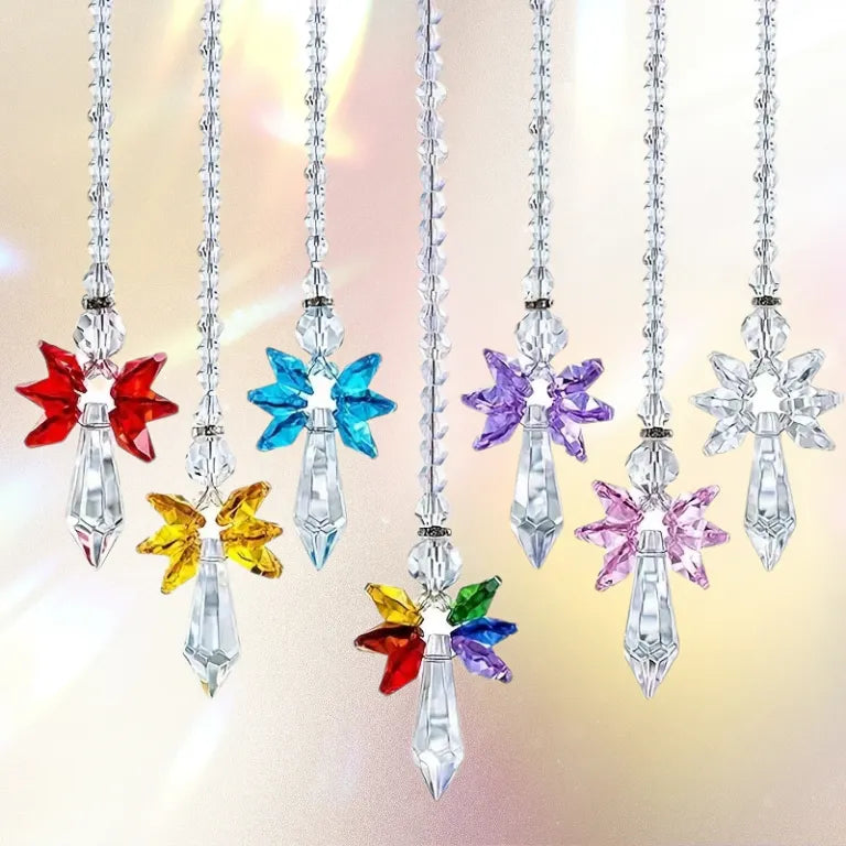 Set von filigranen Kristall-Engeln in verschiedenen Farben, die als Sonnenfänger Licht und Glanz ins Zuhause bringen.