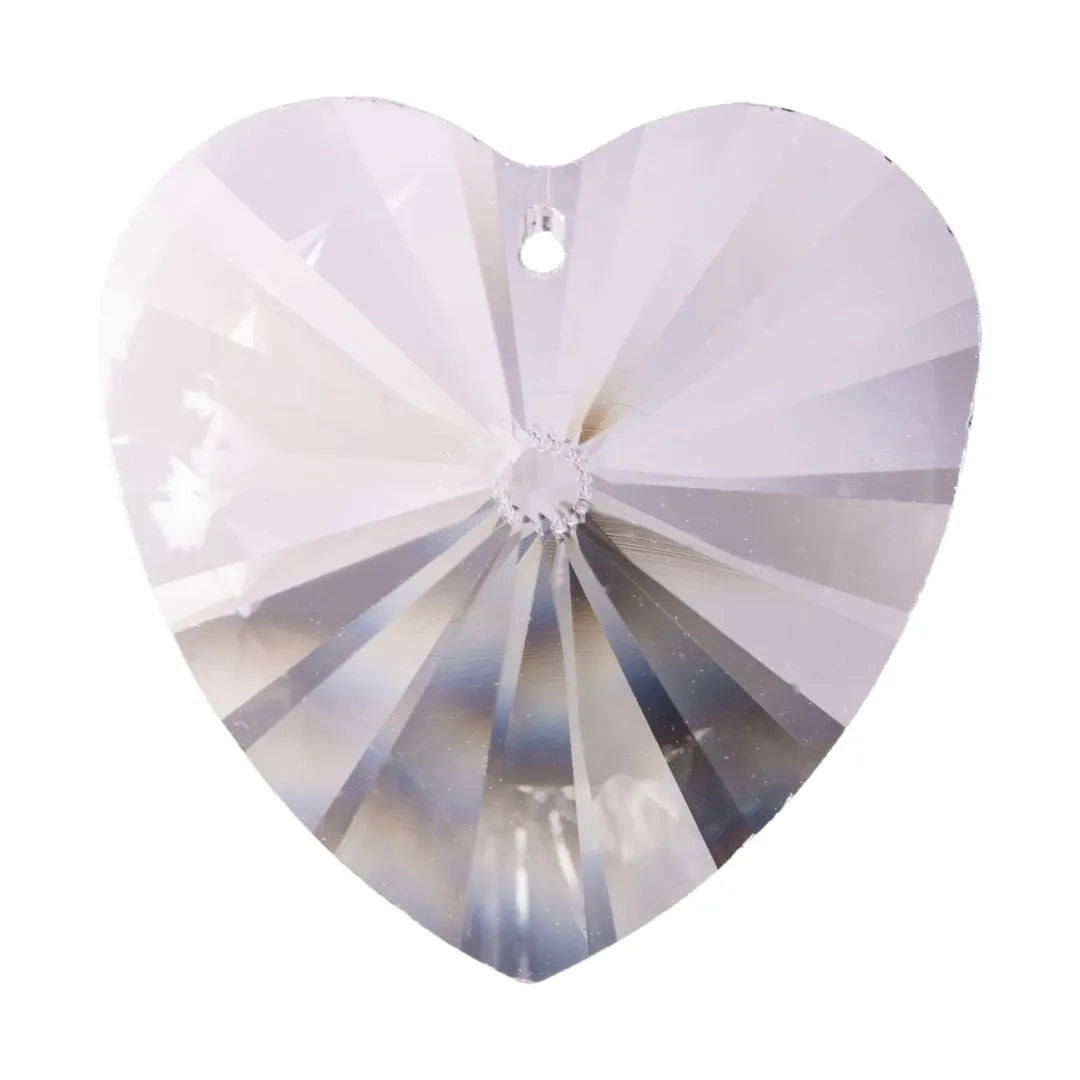 Sonnenfänger Kristall in Herzform für positive Energie, tanzende Lichtpunkte und eine harmonische Atmosphäre im Raum.