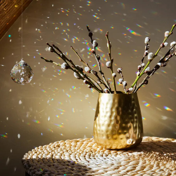 Sonnenfänger Kristallkugel erzeugt magische Regenbogen-Lichtpunkte an der Wand, bringt positive Energie ins Zuhause.
