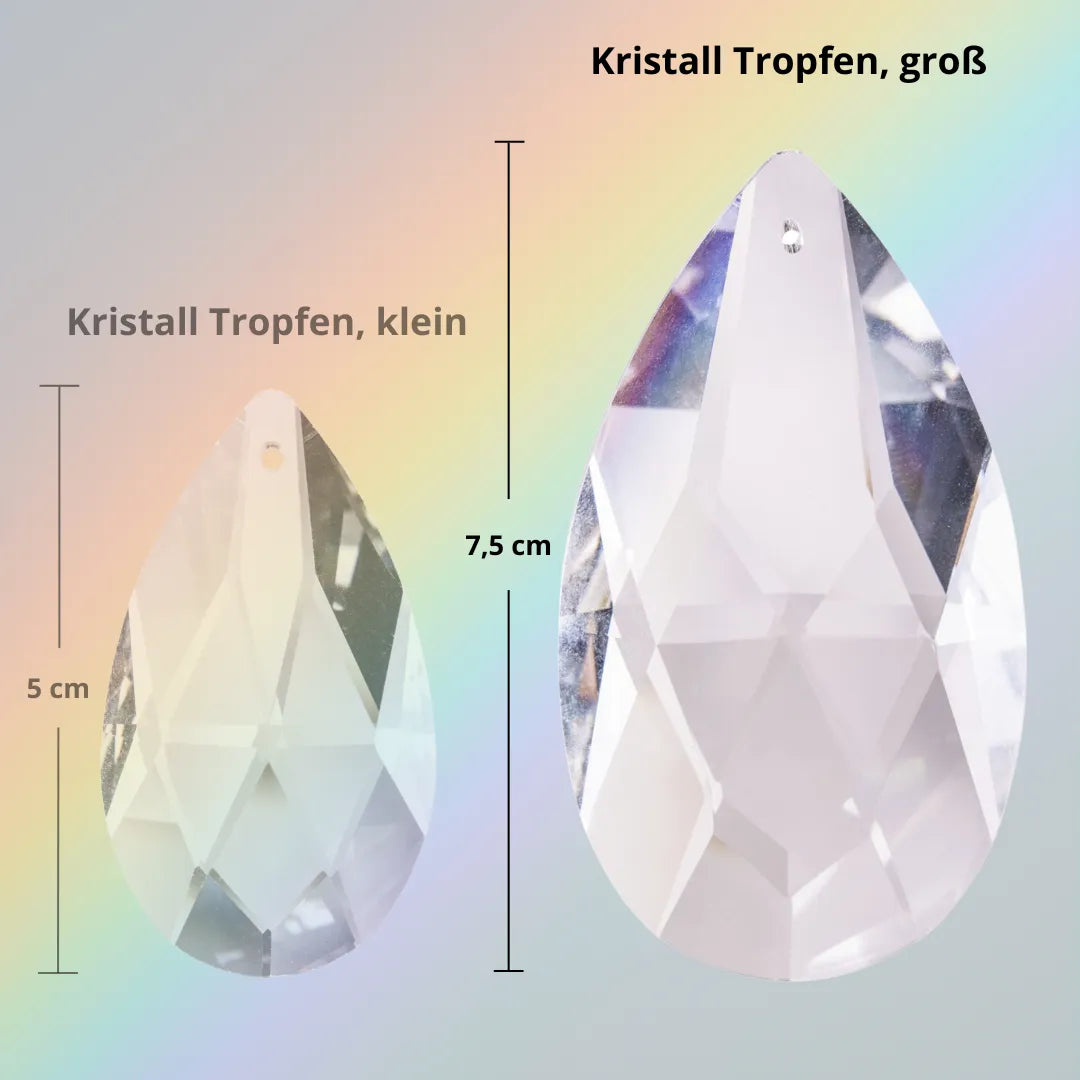Großer Sonnenfänger Kristall in Tropfenform (7,5cm), im Größenvergleich mit kleinerem Tropfen, für magische Lichtspiele und Regenbögen.