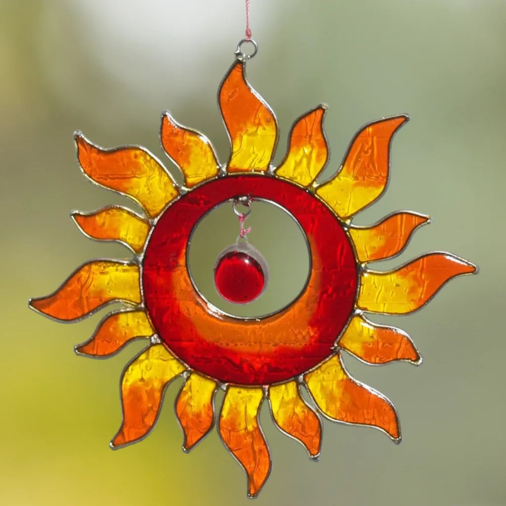 Sonnenfänger Sonne in Rot-Gelb aus Resin mit Glaselement, erzeugt magische Farbspiele und pure Lebensfreude.