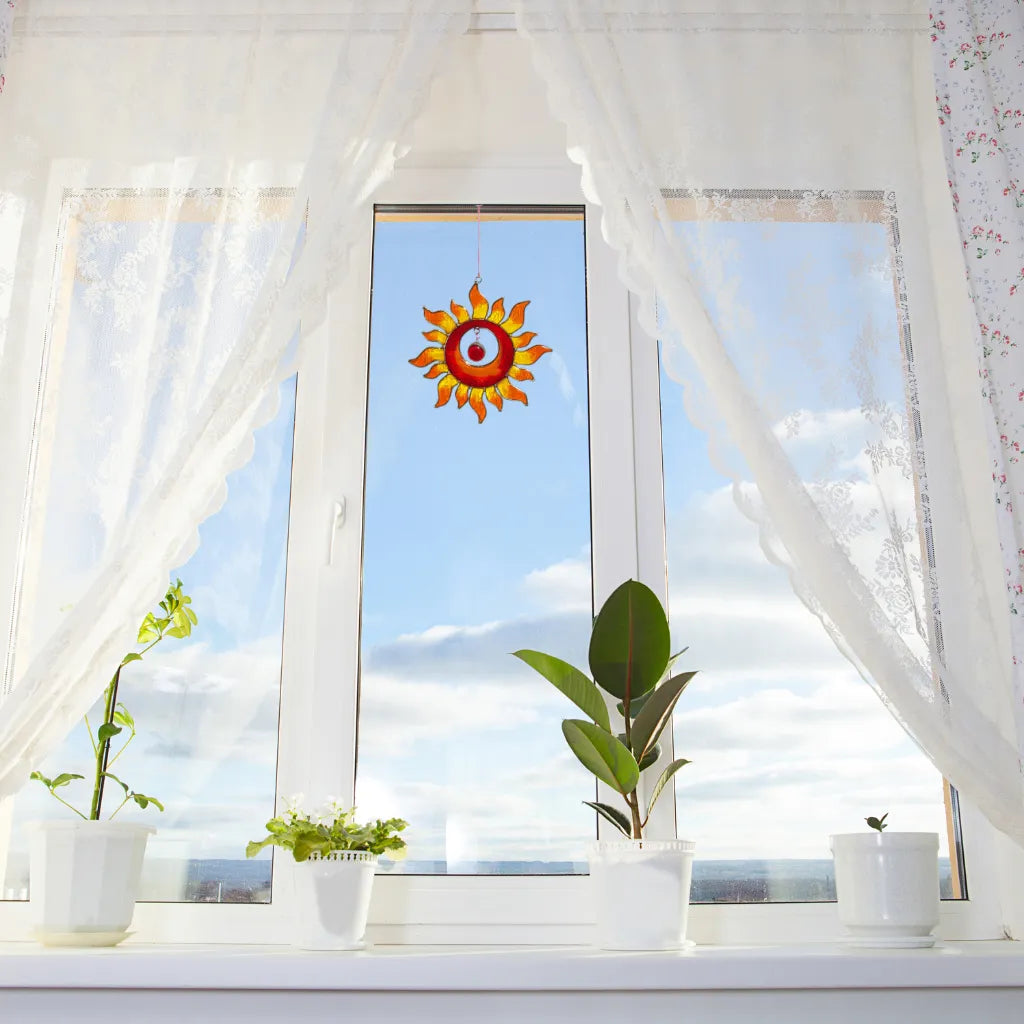 Sonnenfänger Sonne in Rot-Gelb aus transparentem Resin, lässt Licht durchscheinen und verschönert Fenster.