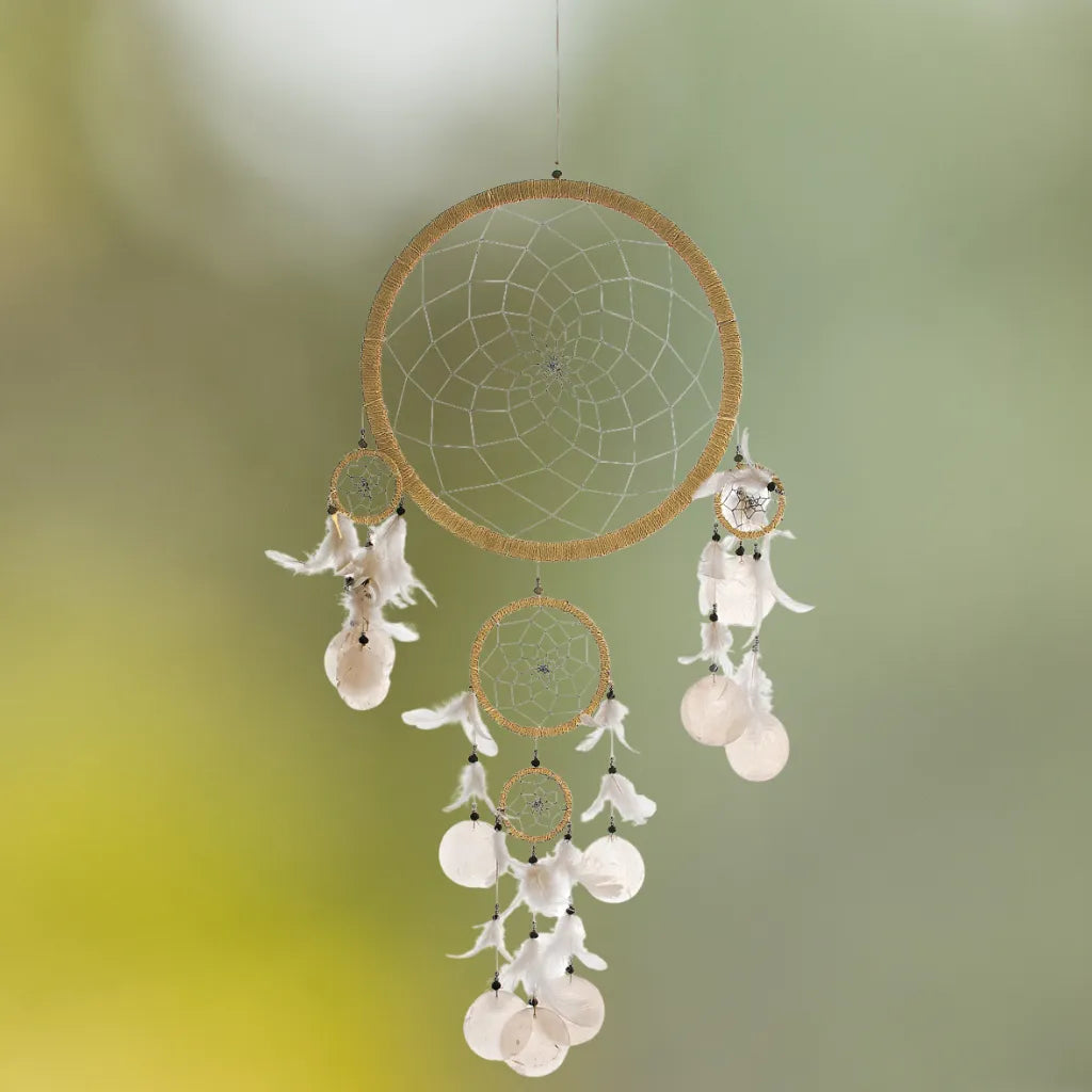 Großer Traumfänger mit Muschelplättchen und weißen Federn, handgefertigt für harmonische Raumenergie.