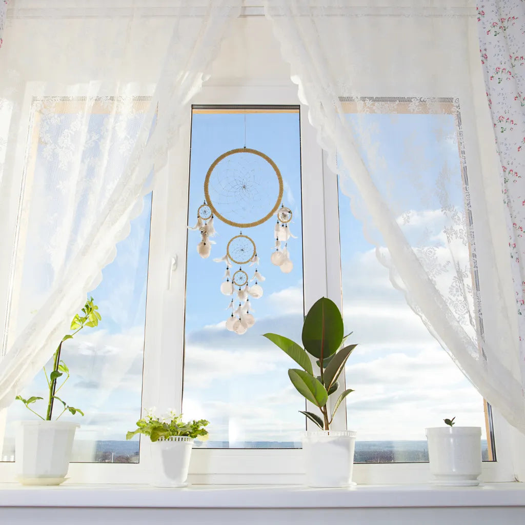 Traumfänger mit Muscheln und Federn am Fenster, 32cm Ring, ideal für Schlafzimmer Deko.